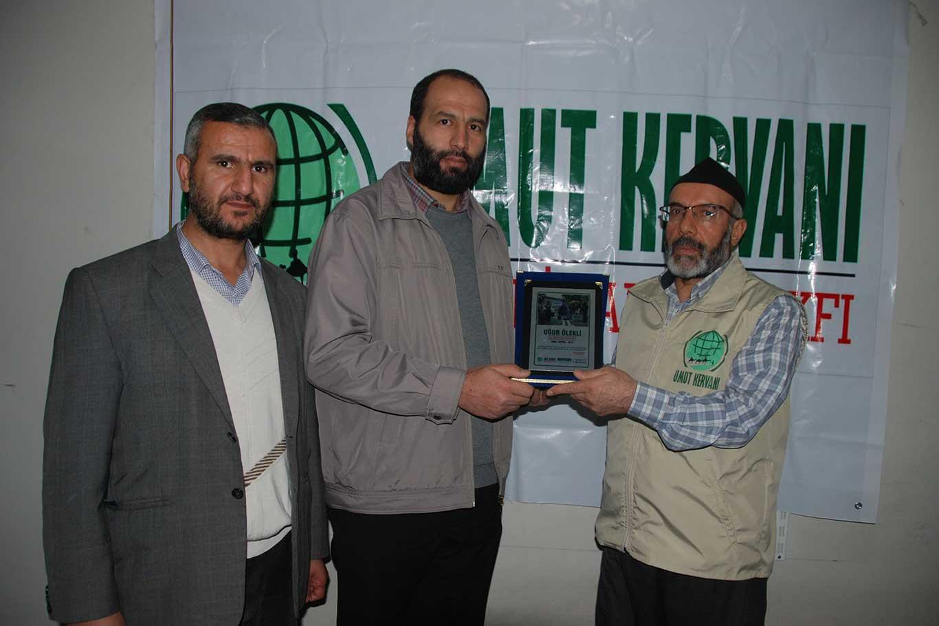 Gana'da su kuyusu açtıran hayırsevere plaket verildi Gana'da su kuyusu açtıran hayırsevere plaket verildi